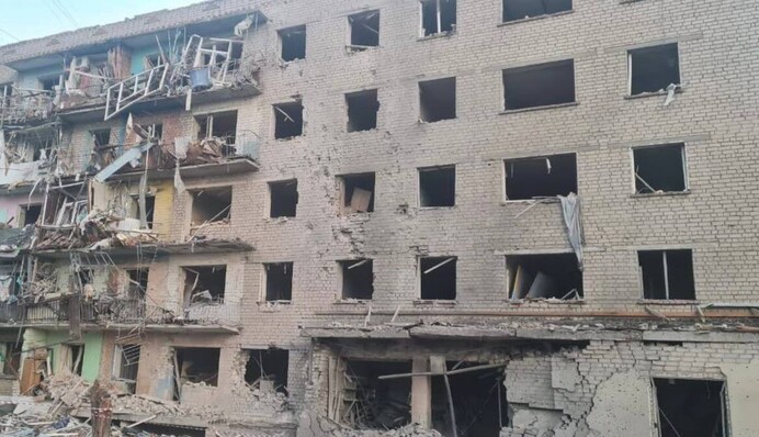 Окупанти скинули авіабомбу на 5-поверховий будинок на Харківщині: фото і деталі про жертву та поранених