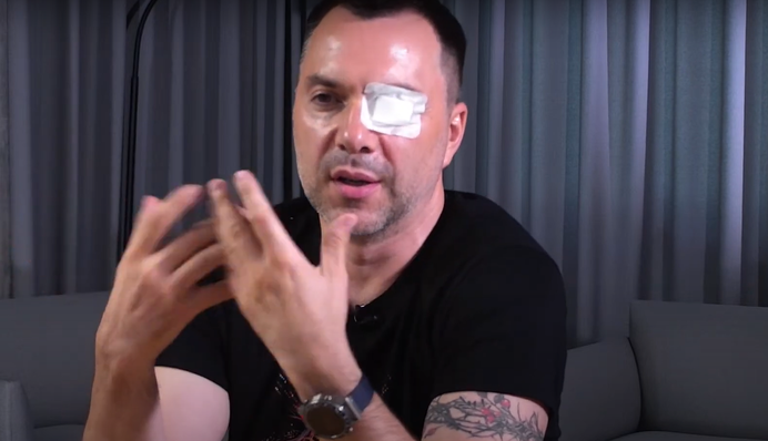 Стал Терминатором: яркие мемы на заклеенный глаз Арестовича