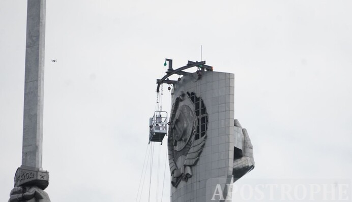 С монумента "Батькивщина-мать" в Киеве начали снимать советский герб: фото