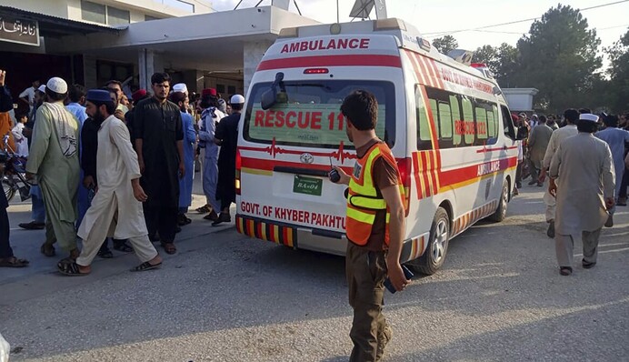 В Пакистане взорвалась бомба: десятки людей погибли, есть пострадавшие