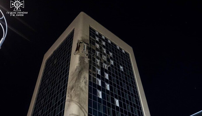 В Києві уламки пошкодили будівлю, в  області -  пожежа: що відомо про наслідки атаки РФ