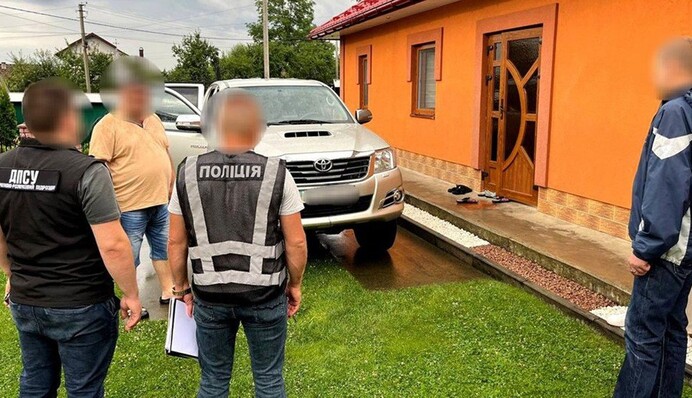Вывозил под видом водителей: на Львовщине задержали очередного переправщика уклонистов за рубеж