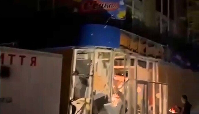 Россияне снова ударили по Херсону: под удары попали ТРЦ и медучреждение, видео