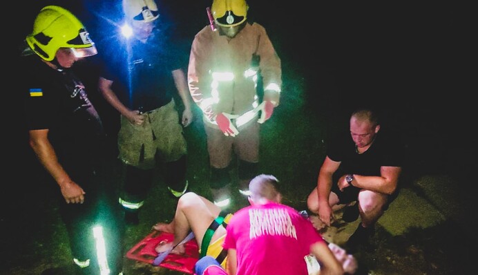 На Закарпатті обвалився міст з відпочиваючими: фото і деталі трагедії