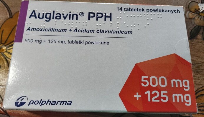 В Запорожье больница выдает людям просроченные лекарства: фото