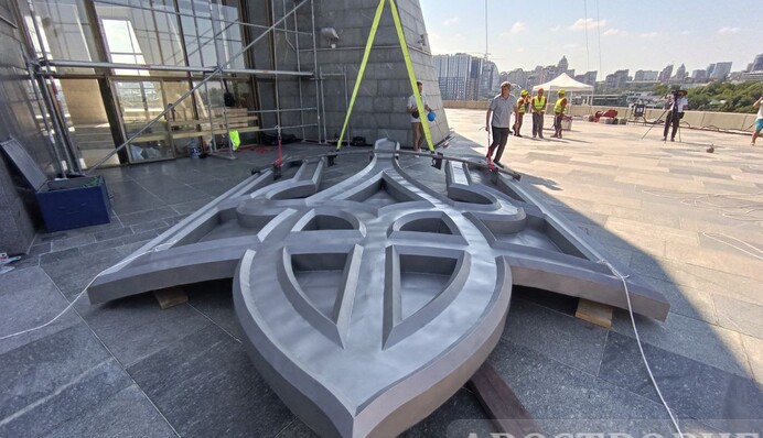 Правильний символ: на монумент "Батьківщина-Мати" встановлюють герб України, фото