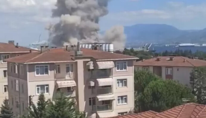 У порту неподалік Стамбула стався потужний вибух: фото і відео