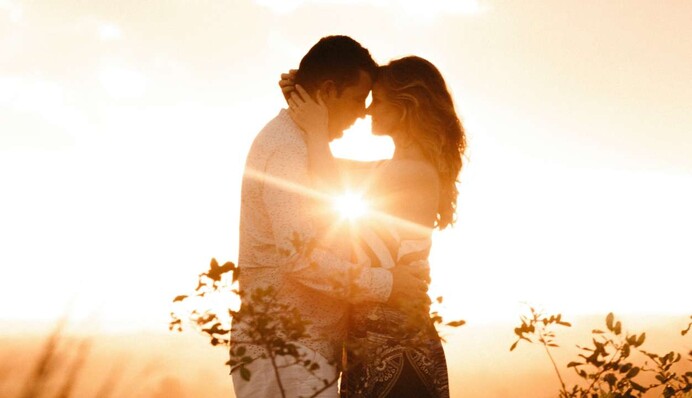 Счастье где-то рядом: три знака Зодиака могут встретить в августе свою любовь