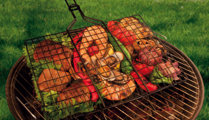 Этот лайфхак знают не все: чем натереть решетку для гриля, чтобы не пришлось чистить