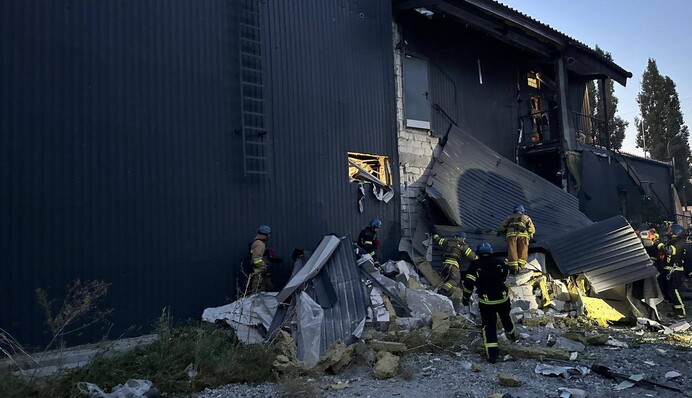 Россия ударила по жилому кварталу Запорожья: фото, видео и последние данные о погибших