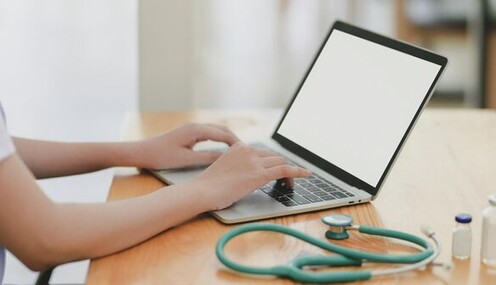 Чи мають право відмовити у виїзді за кордон з простроченою довідкою від МСЕК: пояснення юриста