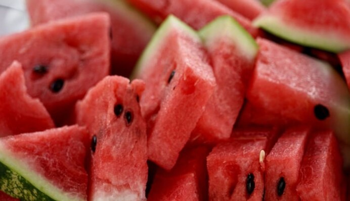 Можно даже отравиться: в каких случаях арбуз может навредить здоровью