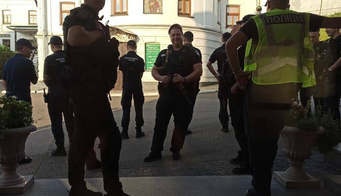 В Києві закрили доступ до Нижньої лаври - на території багато силовиків: фото і відео