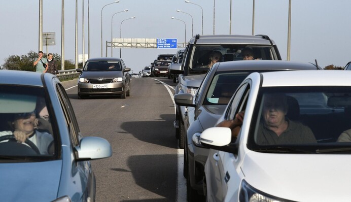 Майже 1300 авто: на Кримському мосту утворився величезний затор