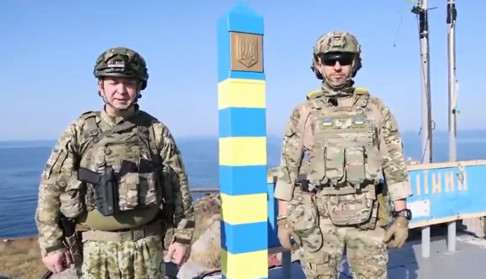 Справедливість відновлено: на острові Зміїний встановили прикордонний знак, відео