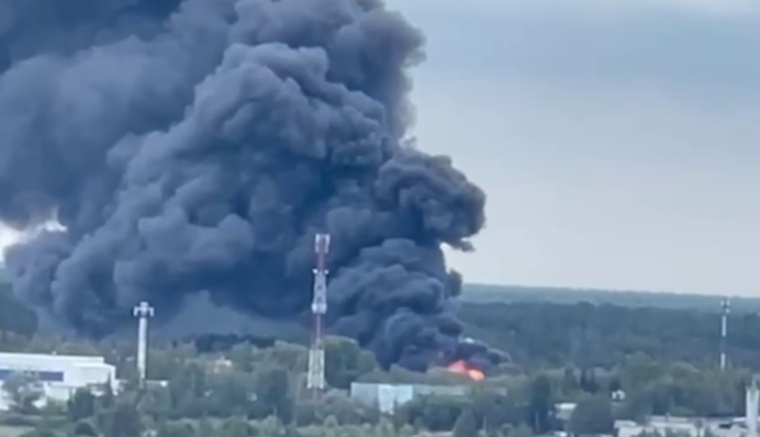 Папу знову не вибрали: під Москвою спалахнула потужна пожежа, в небо піднявся чорний дим, відео