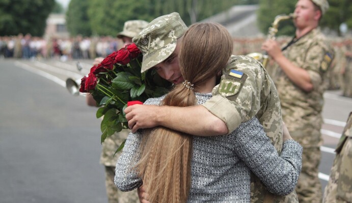Сколько девушка должна зарабатывать? Военные поразили своими ответами