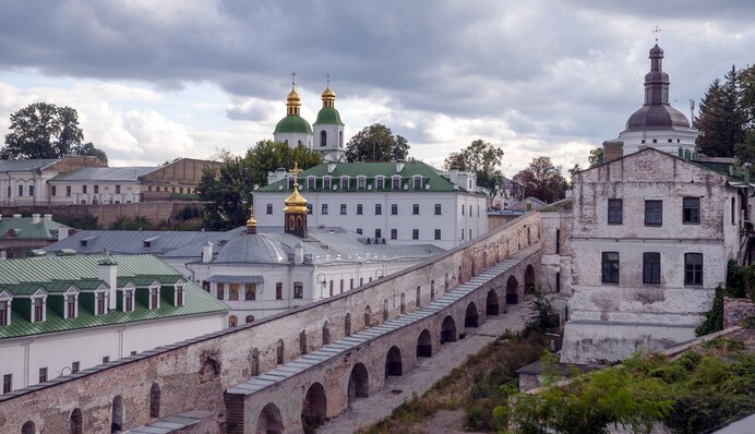 ​Під Лаврою знову гаряче: монахи і віряни забарикадувалися і не пускають поліцію, відео