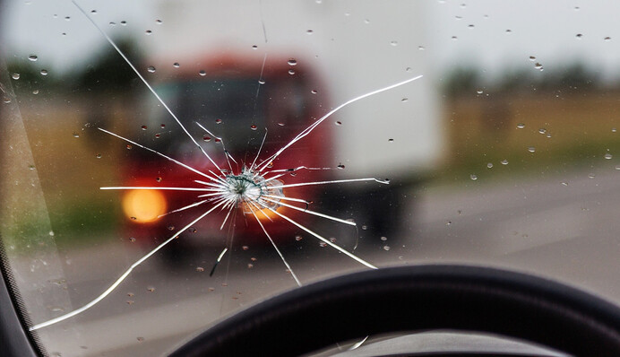 Украинских водителей начали активно штрафовать за трещины на ветровом стекле: насколько это законно