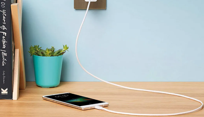 Чому не можна залишати зарядку до телефона в розетці: чотири причини, щоб позбутися цієї звички