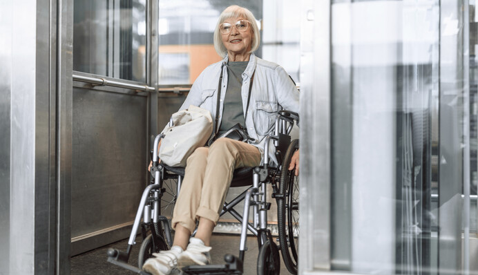 Для чого в ліфтах вішають дзеркала: п'ять причин, про які не всі знають