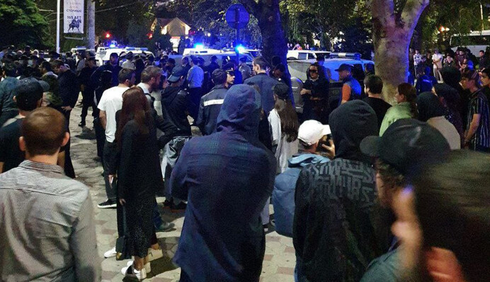 У Дагестані тривають масові протести: протестувальники відбивають затриманих у поліції, відео