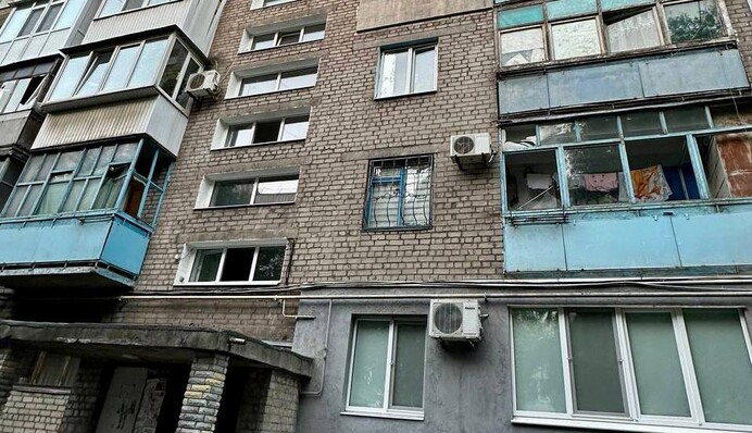 Россияне обстреляли Запорожье: повреждены многоэтажки, фото