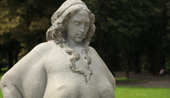 У Львові вандали пошкодили скандальну скульптуру оголеної жінки: фото