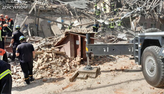 Руїни школи поховали чотирьох осіб: в Ромнах завершилася рятувальна операція на місці удару РФ, фото