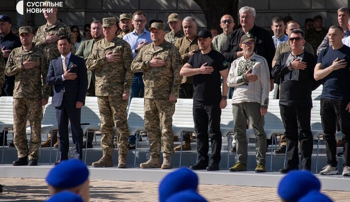 На Софійській площі у Києві в День Незалежності військовим вручили нагороди: фото і відео церемонії