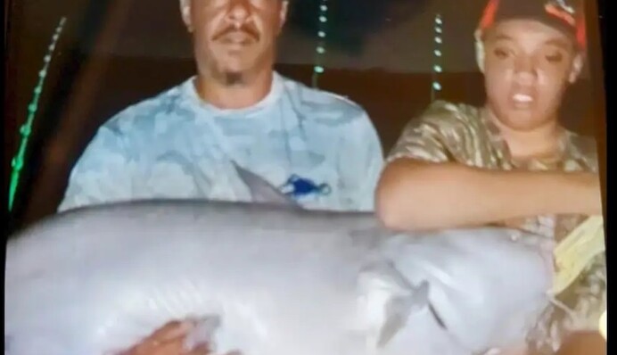 Підліток спіймав рибу своєї мрії вагою 49 кг: фото та відео трофея