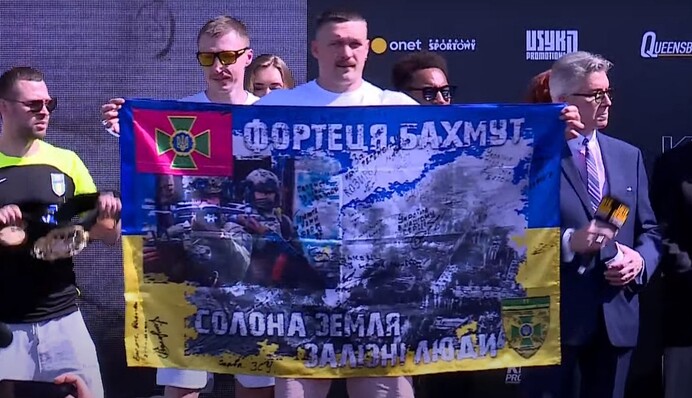 Усик підтримав героїв Бахмуту перед чемпіонським боєм у Польщі: фото