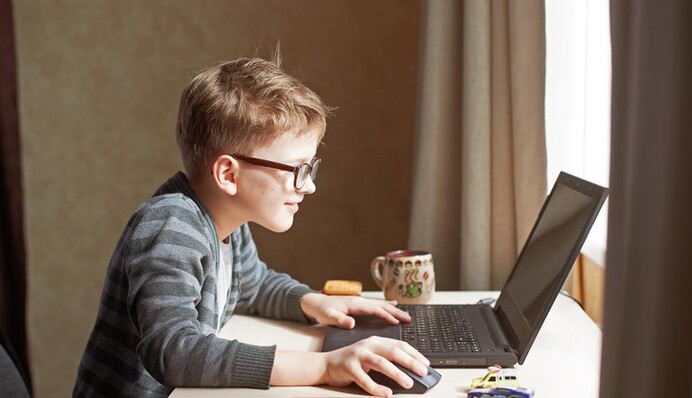 Школьники могут изучать предметы на родном языке за границей: комментарий Минобразования