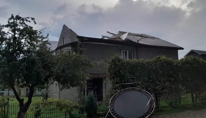 Ураган срывал крыши и валил деревья: фото последствий непогоды на Прикарпатье