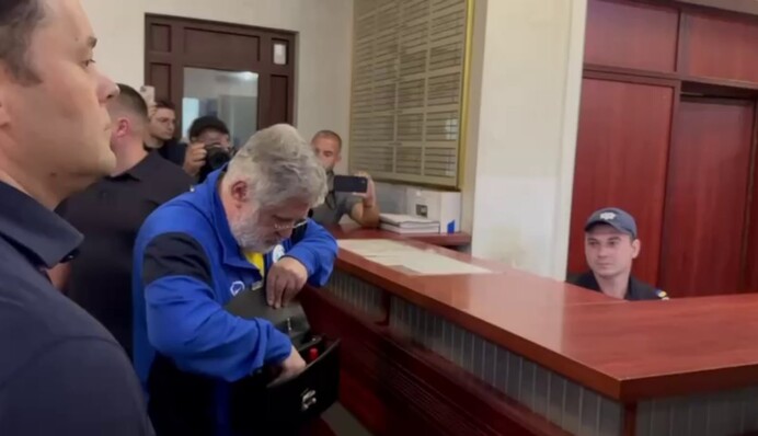 Подозрение Коломойскому: олигарх прибыл на судебное заседание, кадры