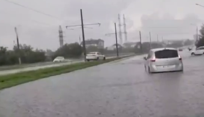 Люди і машини пливуть, як кораблі: Львів затопило після сильної зливи, відео