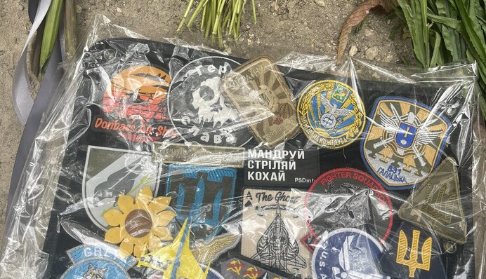 З могили загиблого пілота 