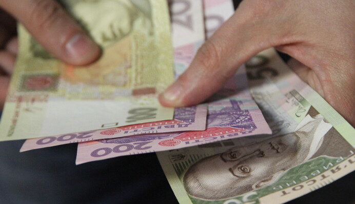 2 тисячі гривень - це дуже мало: кому хочуть збільшити розмір щомісячних виплат