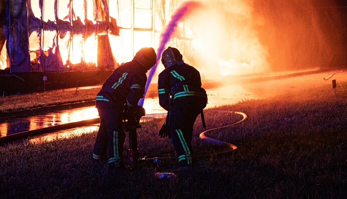 В Тернополе масштабный пожар на заводе: город поглотил черный дым, фото и видео