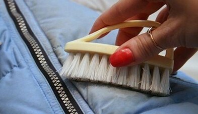 Готуємося до зими: як почистити пуховики і куртки без прання