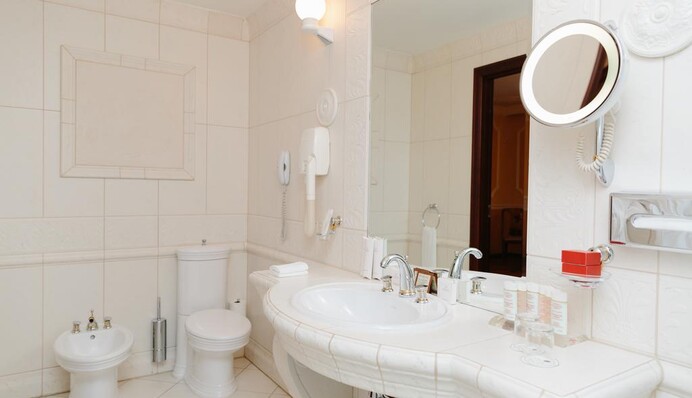 Зачем закрывать крышку унитаза: объяснения ученых вас удивят