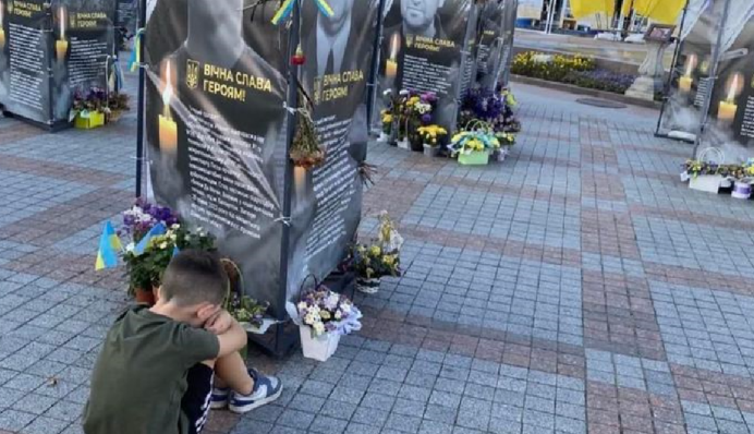 Фото дня: мальчик плачет за братом из батальона 