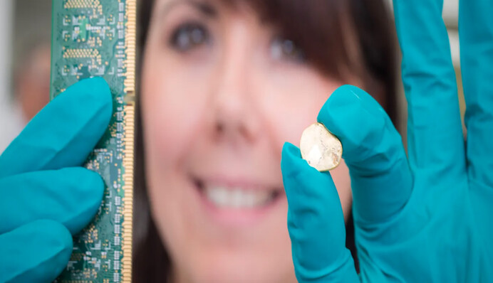 Як зробити золоті прикраси зі старих гаджетів: відповідь вчених вражає всіх