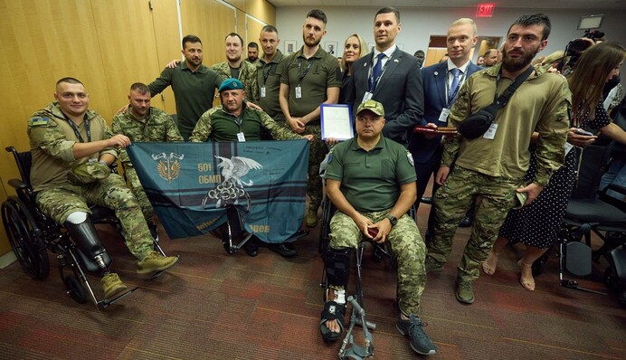 Зеленский прилетел в США и встретился с ранеными украинскими бойцами в Нью-Йорке: фото