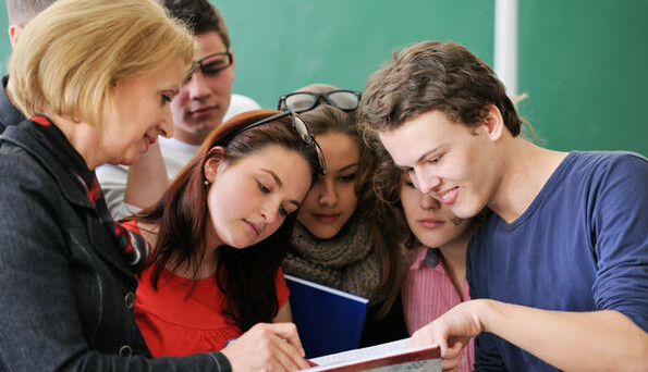 Без букетів і цукерок:  кращі ідеї для привітання вчителям, яке вони запам’ятають на все життя