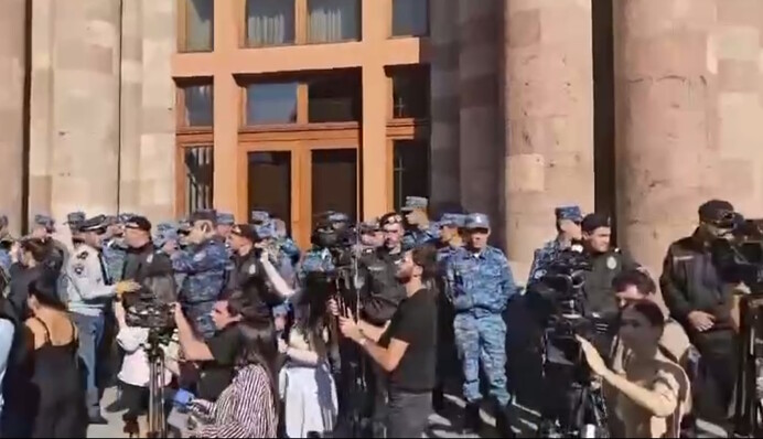 В Армении начались протесты на фоне обострения в Карабахе: видео из Еревана