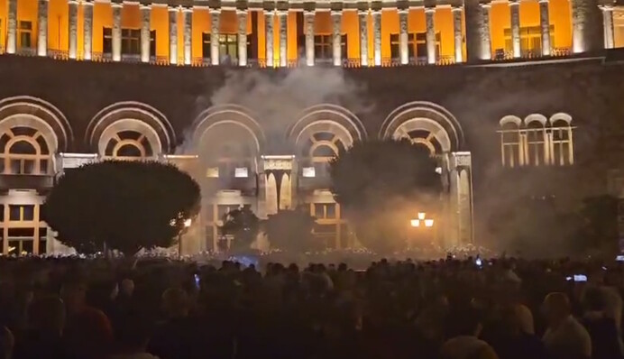 В Ереване люди пошли на штурм здания правительства, раздались взрывы: видео