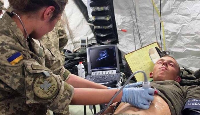 Поранених вивозять трьома видами техніки: військовий медик розповів про проблеми на фронті