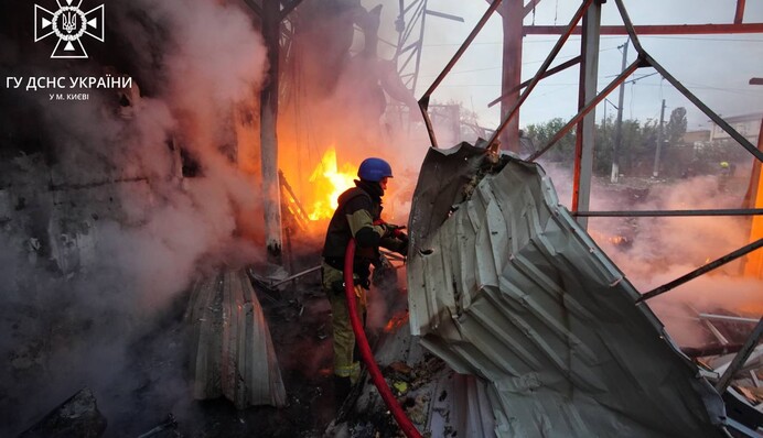Обломки упали в нескольких районах Киева: все подробности удара 21 сентября