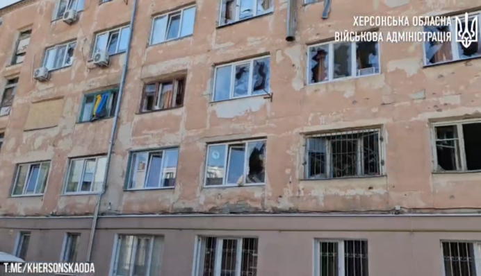 Росіяни влаштували вночі пекло: відео наслідків смертельного удару по гуртожитку в Херсоні